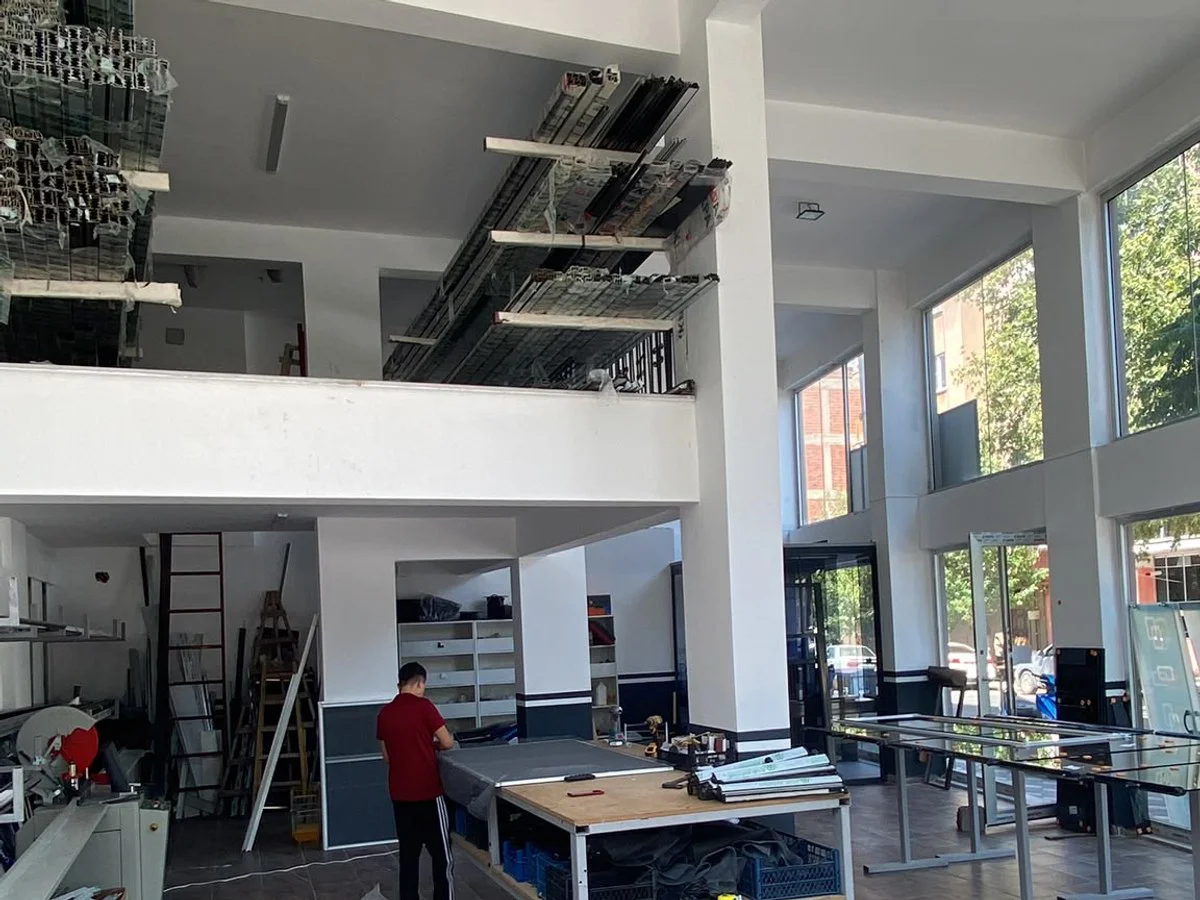ADA Cam Balkon Sistemleri Akhisar imalathanesinde üretim çalışması