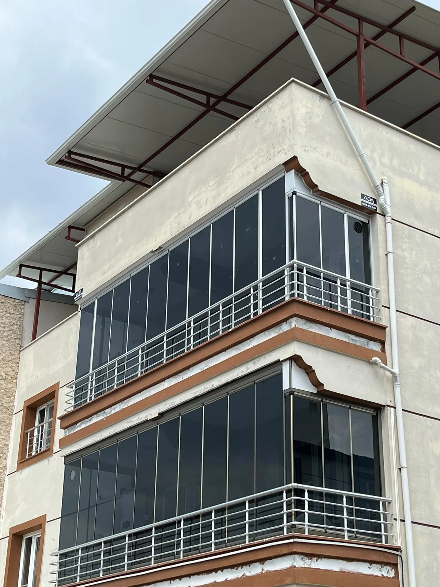 Akhisar cam balkon uygulaması – apartman balkonlarında cam kapatma – ADA Cam Balkon Sistemleri