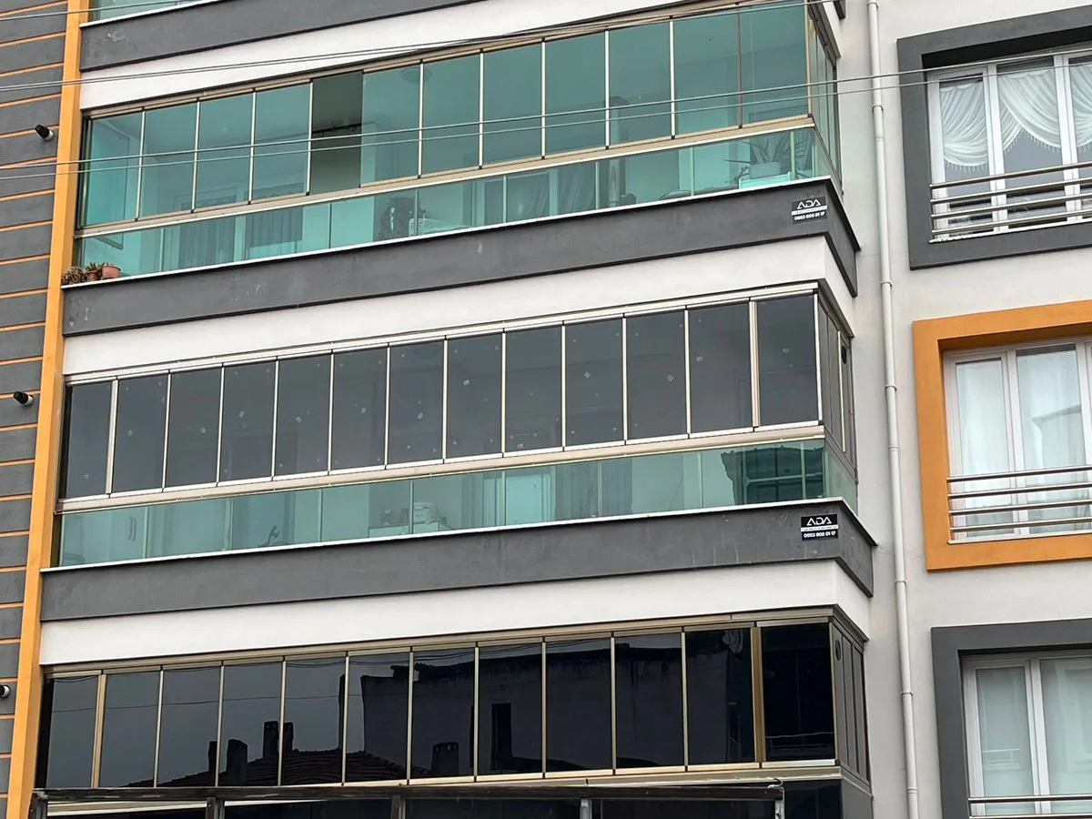 Akhisar cam balkon uygulaması – çok katlı bina cephesinde balkon kapatma – ADA Cam Balkon Sistemleri