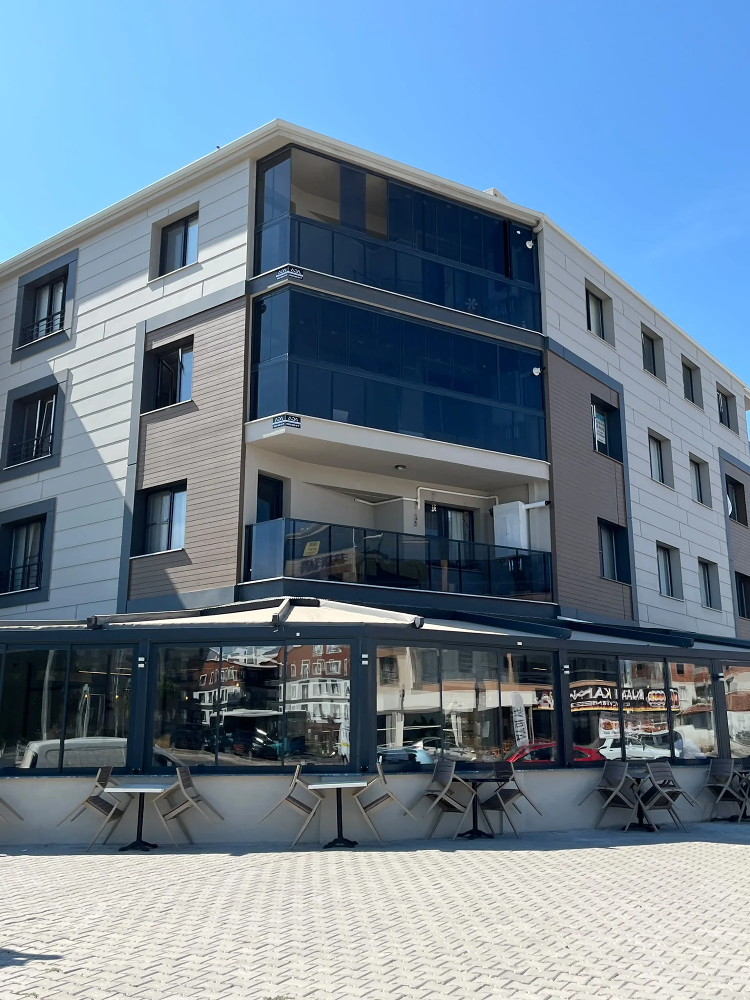 Akhisar giyotin cam uygulaması – kafe cephesi ve üst kat balkon kapatma – ADA Cam Balkon Sistemleri