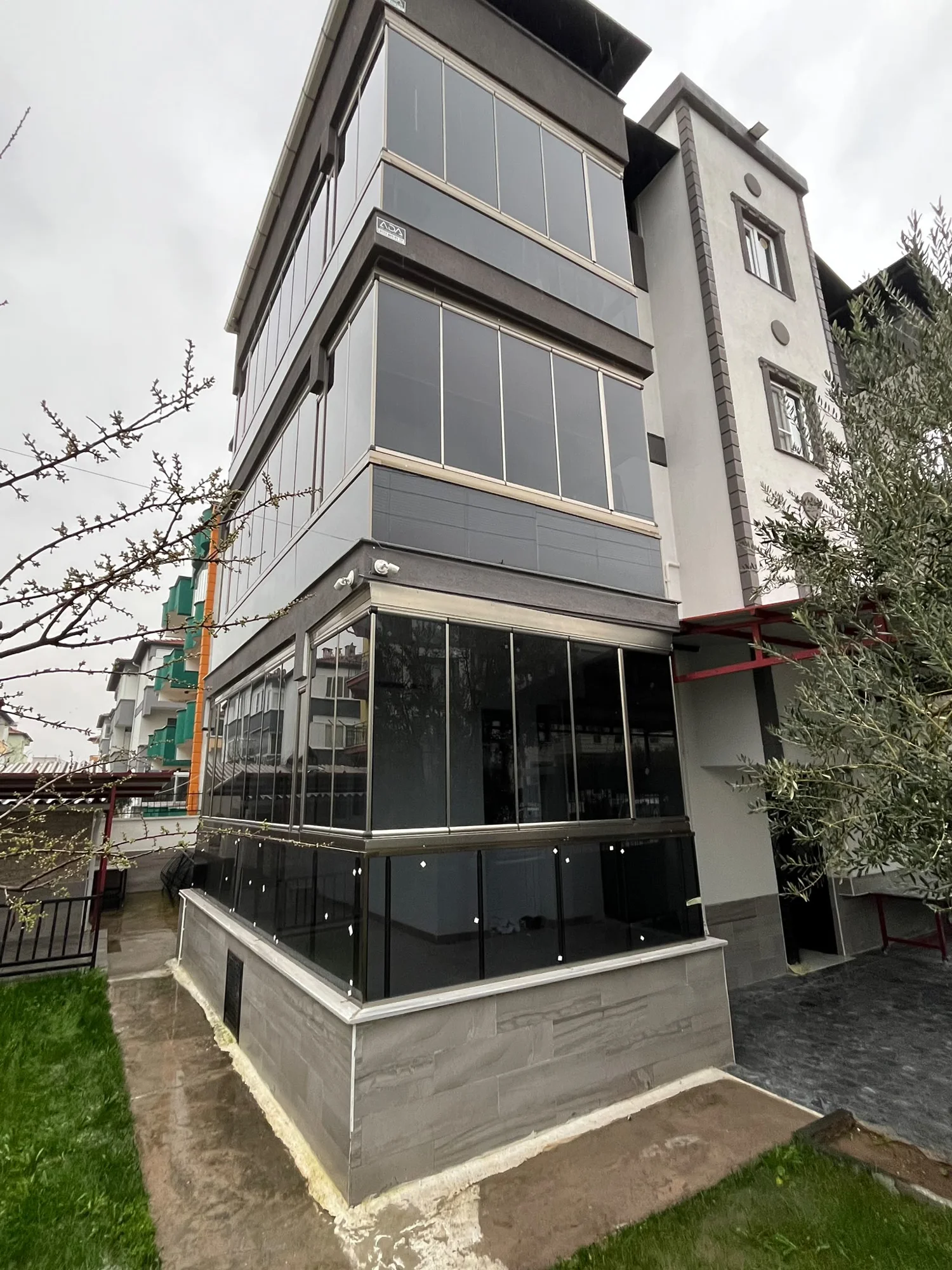 Akhisar teras kapatma ve cam balkon uygulaması – ADA Cam Balkon Sistemleri