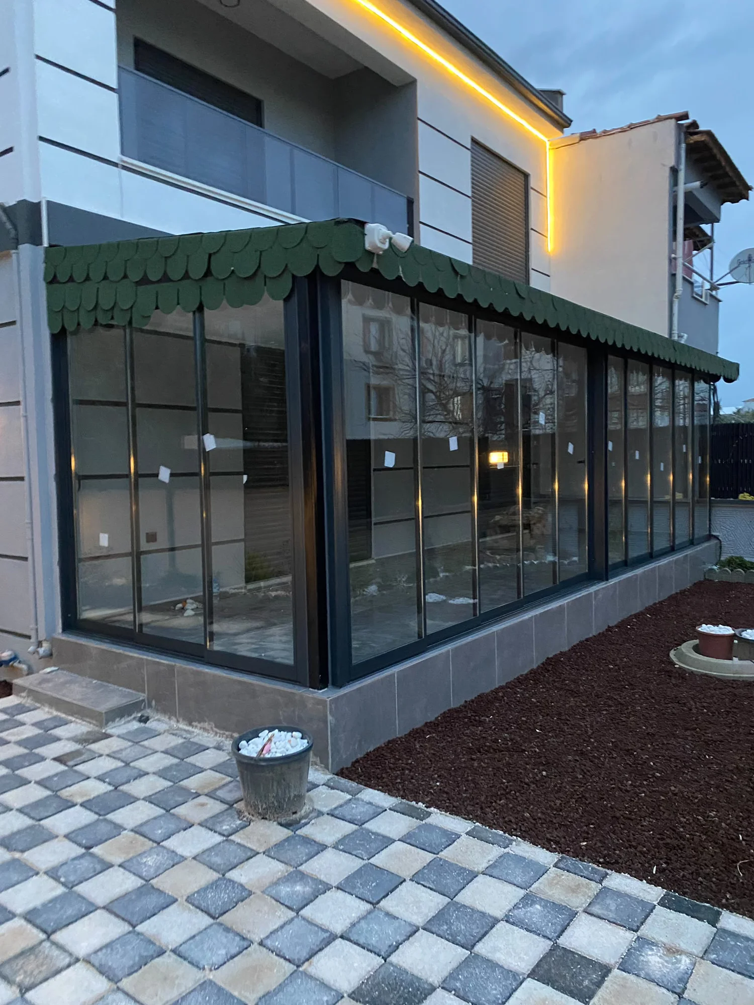 Akhisar kış bahçesi uygulaması – bahçe katında cam kapatma – ADA Cam Balkon Sistemleri