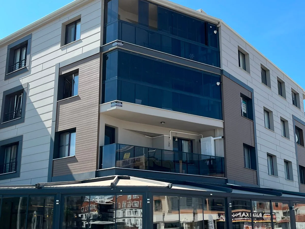 Akhisar giyotin cam uygulaması – kafe cephesi – ADA Cam Balkon Sistemleri