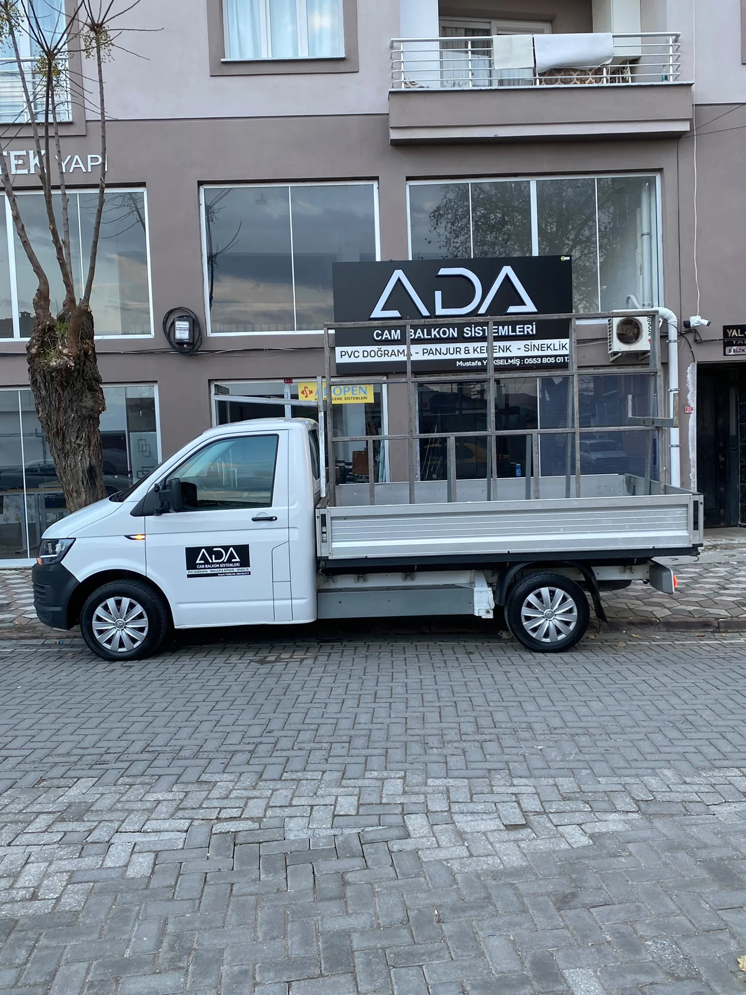 ADA Cam Balkon Sistemleri servis aracı ve Akhisar mağaza girişi