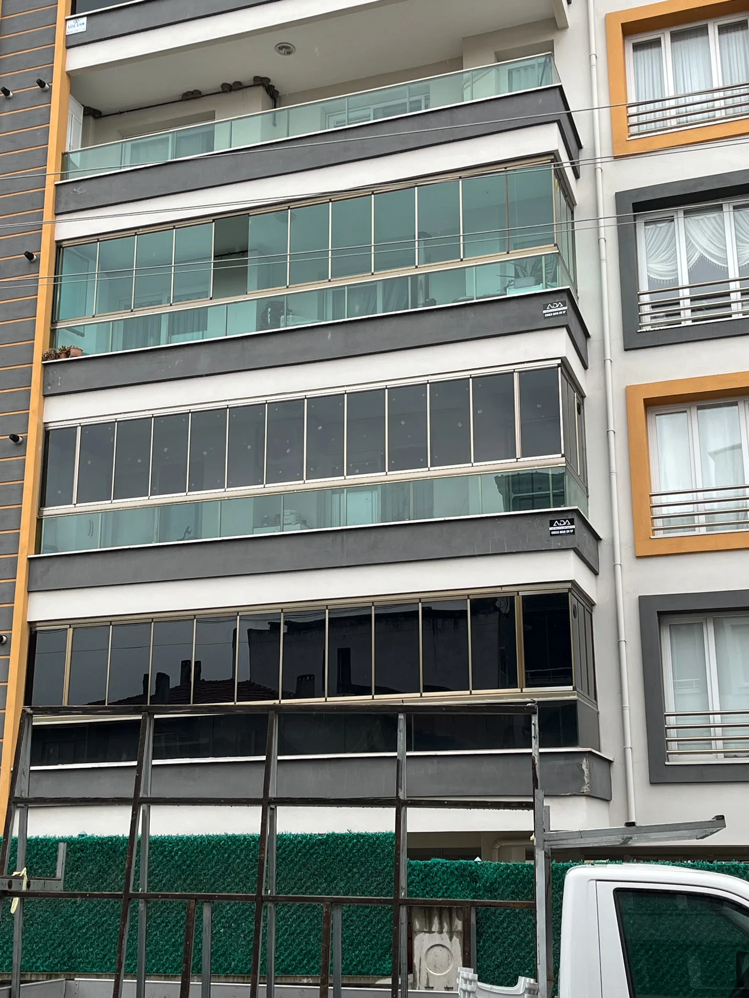 Akhisar cam balkon uygulaması – apartman cephesinde çok katlı balkon kapatma – ADA Cam Balkon Sistemleri